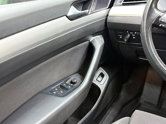 Volkswagen Passat 17 of 28