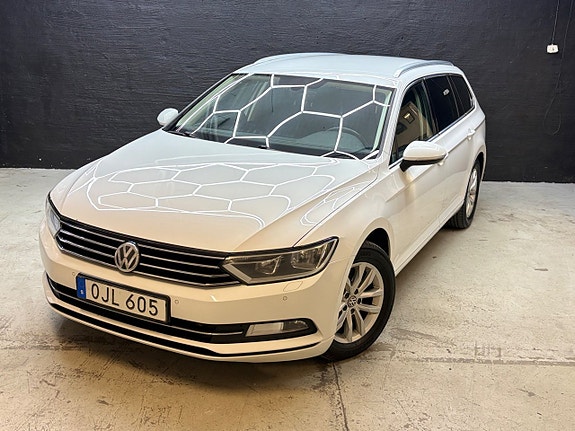 Volkswagen Passat 2 of 28