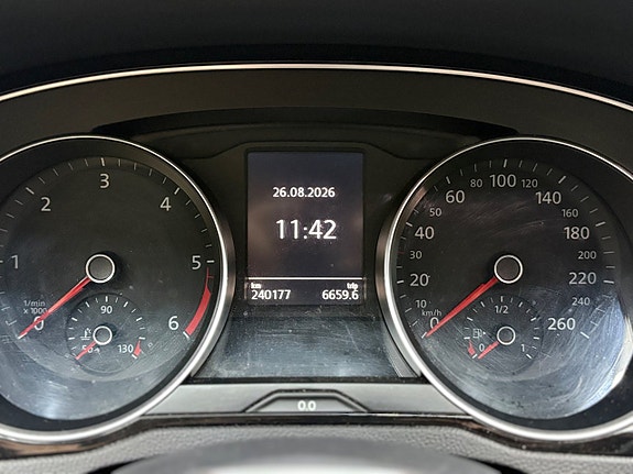 Volkswagen Passat 25 of 28