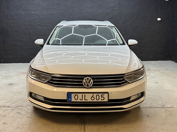 Volkswagen Passat 4 of 28