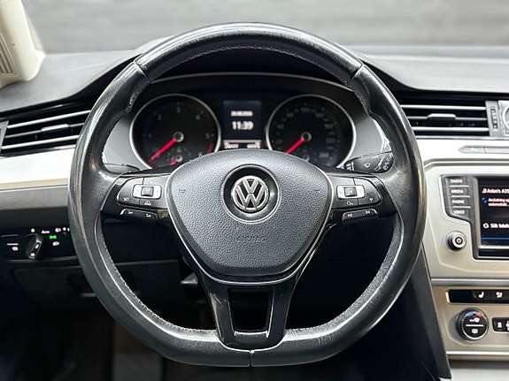 Volkswagen Passat 15 of 28