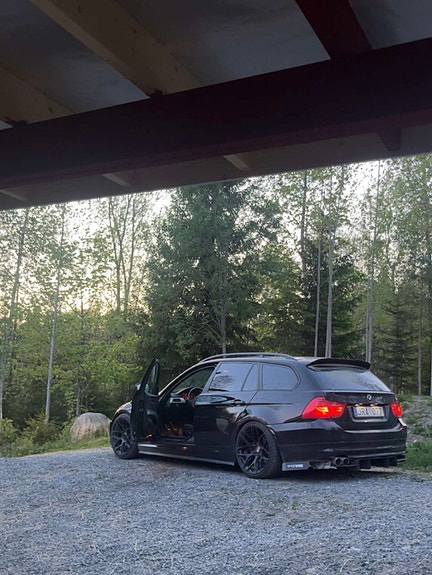 BMW 320d 3 of 4