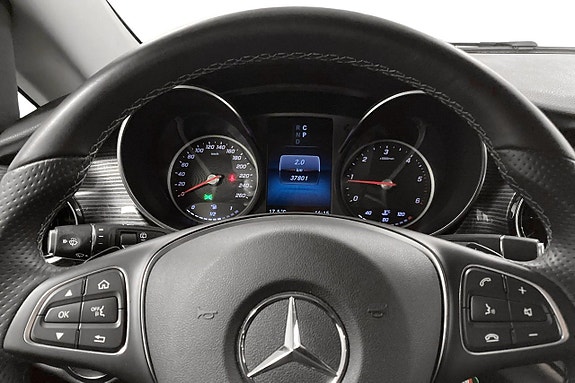 Mercedes-Benz V250 5 of 11