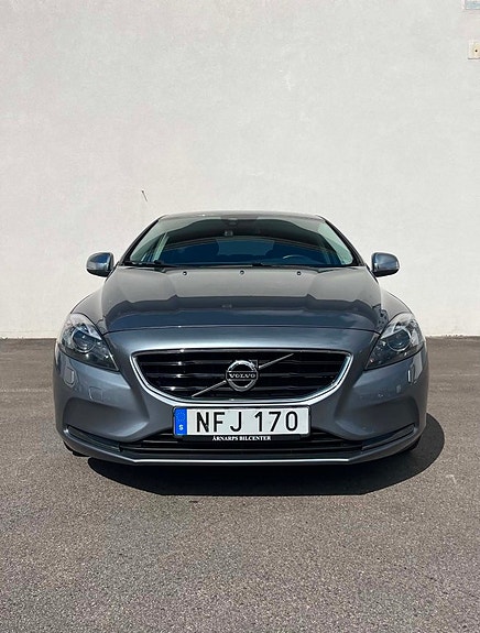 Volvo V40 2 of 23