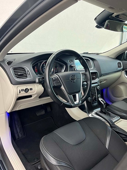 Volvo V40 7 of 23