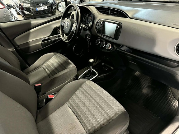 Toyota Yaris 11 of 13
