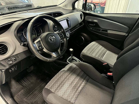 Toyota Yaris 7 of 13