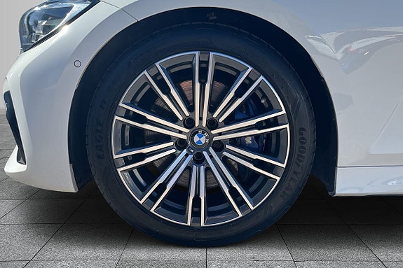 BMW 330i 8 of 16
