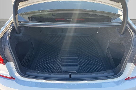 BMW 330i 9 of 16