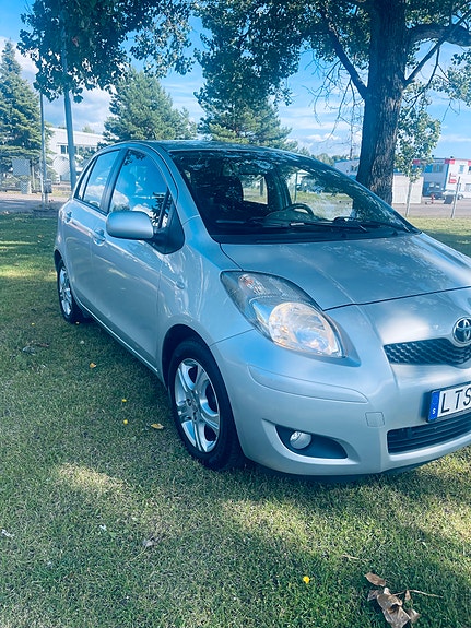 Toyota Yaris 2 of 2