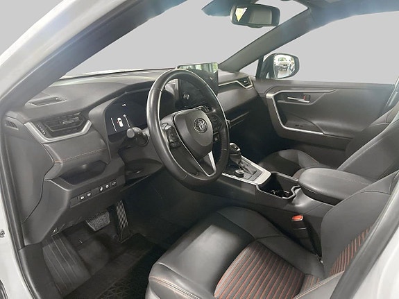 Toyota RAV4 Plug-in Hybrid 13 of 18