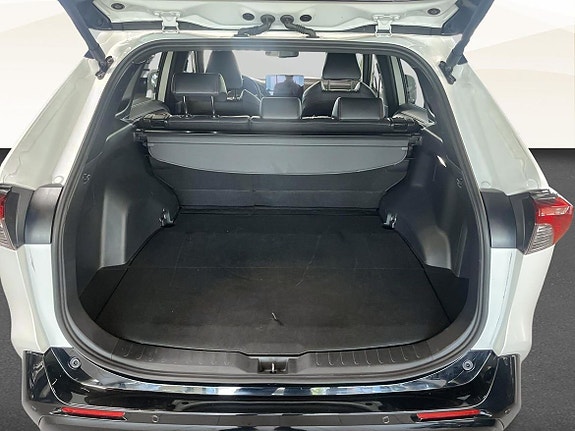 Toyota RAV4 Plug-in Hybrid 12 of 18