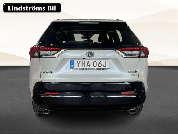 Toyota RAV4 Plug-in Hybrid 8 of 18