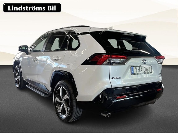 Toyota RAV4 Plug-in Hybrid 4 of 18