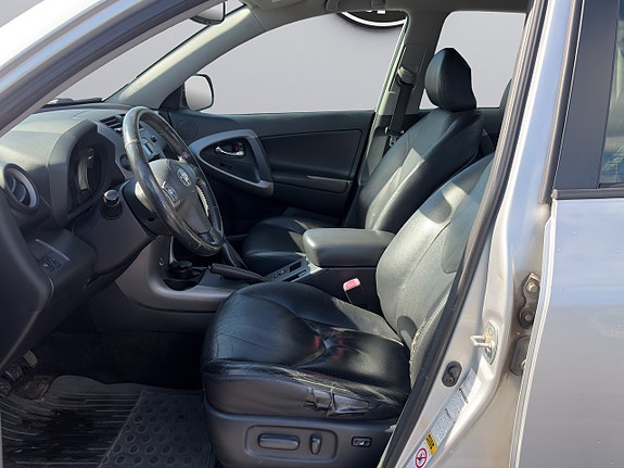 Toyota RAV4 10 of 21