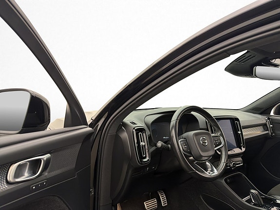Volvo XC40 12 of 30