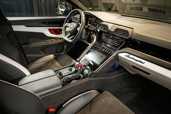 Lamborghini Urus 11 of 17