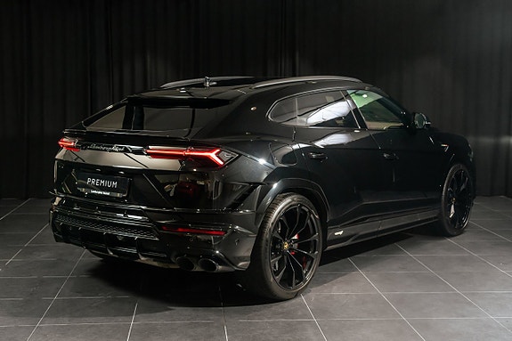 Lamborghini Urus 3 of 17