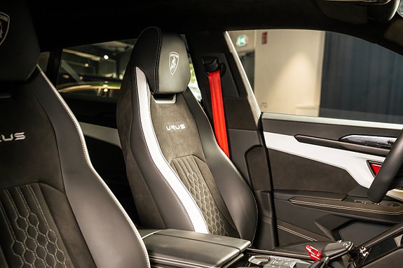 Lamborghini Urus 10 of 17