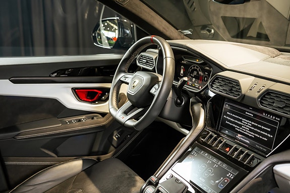Lamborghini Urus 13 of 17