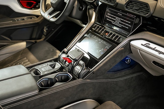 Lamborghini Urus 14 of 17