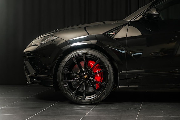 Lamborghini Urus 6 of 17