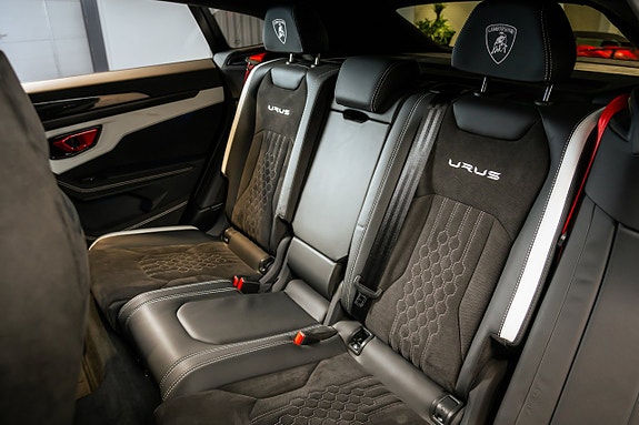 Lamborghini Urus 8 of 17