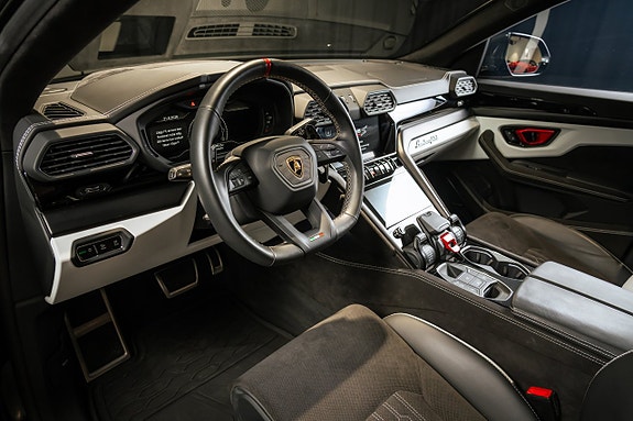 Lamborghini Urus 7 of 17