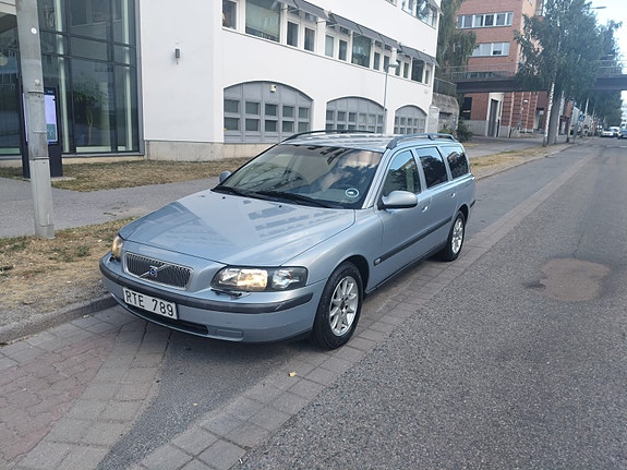 Volvo V70 2 of 6