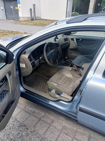 Volvo V70 5 of 6