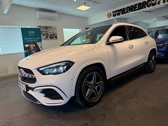 Mercedes-Benz GLA200 2 of 28