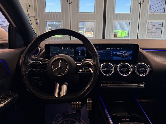 Mercedes-Benz GLA200 8 of 28