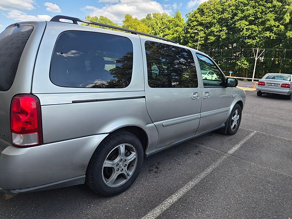Chevrolet Uplander 2 of 3
