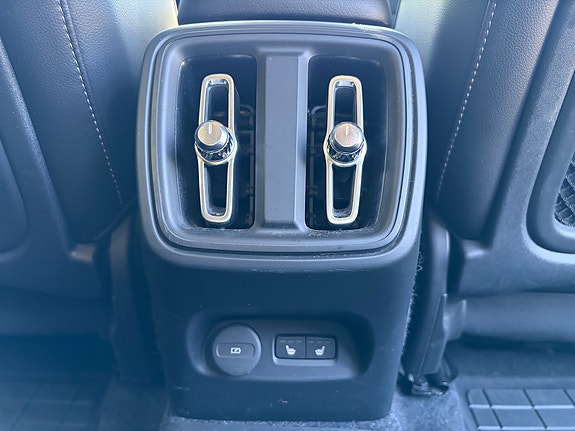 Volvo XC40 17 of 27