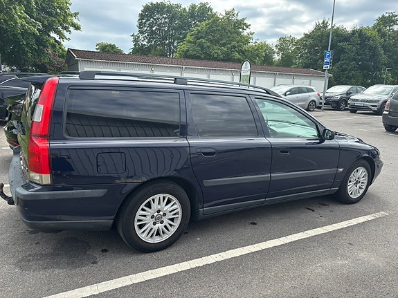 Volvo V70 2 of 12