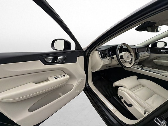 Volvo XC60 8 of 30