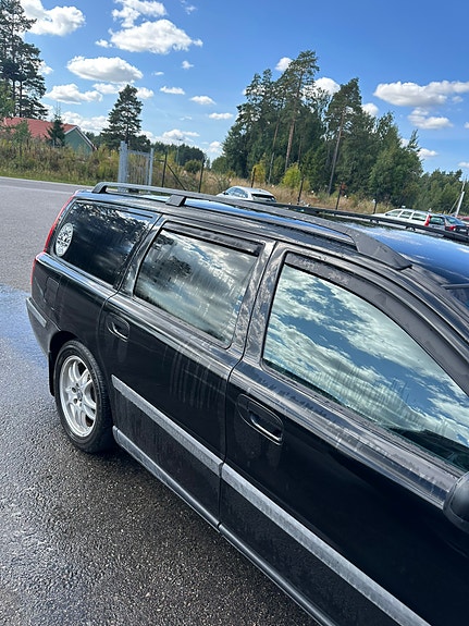 Volvo V70 2 of 9
