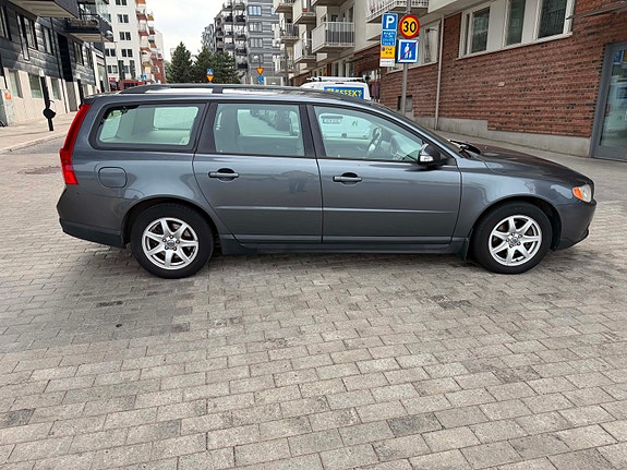 Volvo V70 2 of 5