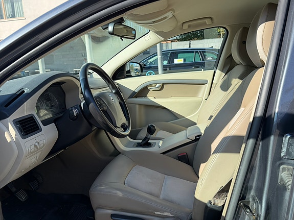 Volvo V70 4 of 5