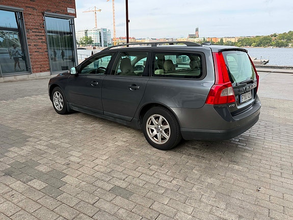 Volvo V70 3 of 5