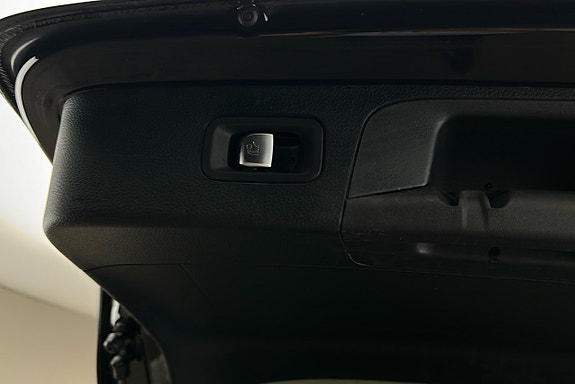 Mercedes-Benz GLC300 e 16 of 28