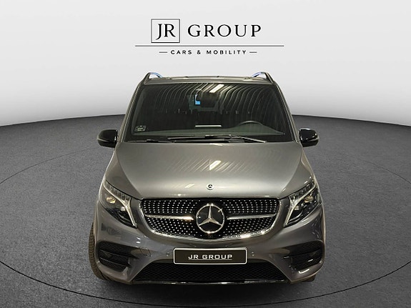 Mercedes-Benz V300 2 of 16