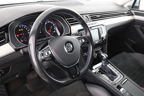 Volkswagen Passat 12 of 30
