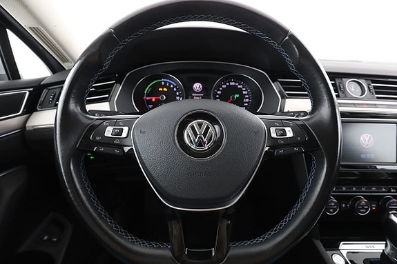 Volkswagen Passat 19 of 30