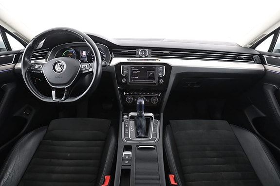 Volkswagen Passat 13 of 30