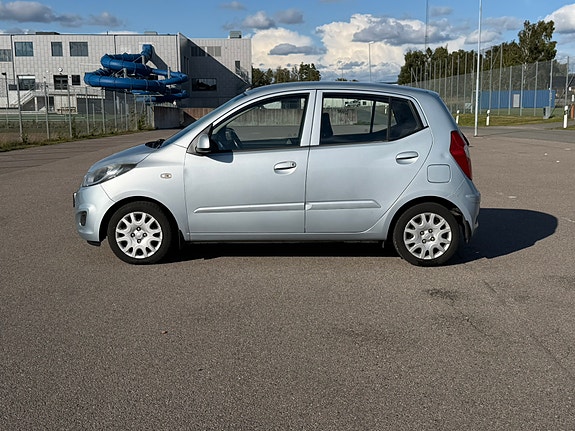 Hyundai i10 2 of 5