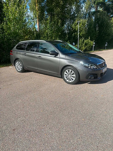 Peugeot 308 SW 2 of 6