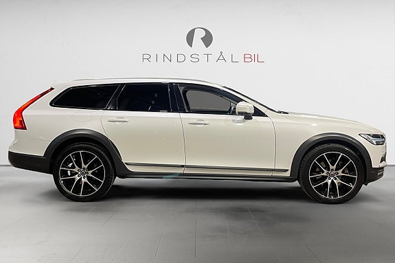 Volvo V90 Cross Country 8 of 16