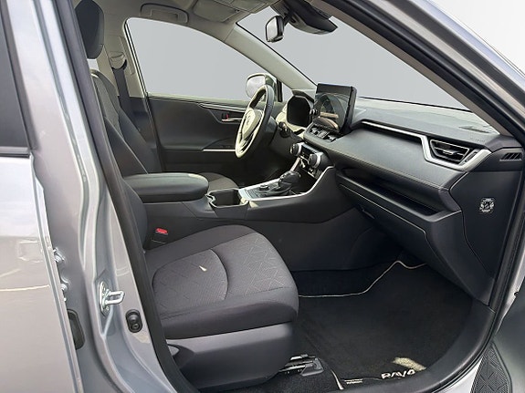 Toyota RAV4 8 of 12