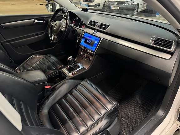 Volkswagen Passat 12 of 24